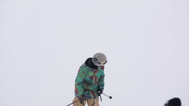 俄罗斯索契-2016 年 3 月 29 日︰ 滑雪做后空翻，跳上喷射器在山区的滑雪胜地。极限运动。人。特技. — 图库视频影像