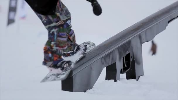 Sochi, Rusko-31. březen 2016: jízda snowboardista na železné stopě, skoč. Zasněžené hory. Soutěž. Extrémní sport. Lyžařské středisko. Výzva — Stock video