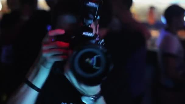 Petrohrad, Rusko-27. srpna 2011: profesionální fotograf fotografovat a tančit na party v nočním klubu. Reflektory — Stock video