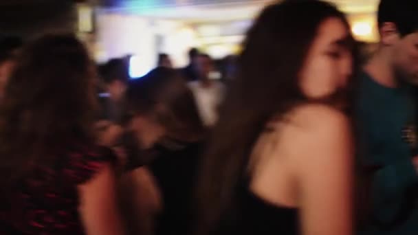 SAINT PETERSBURG, RUSSIA - SEPTEMBER 23, 2011: Young girls dance on party in nightclub among other. Cheering. Spotlights. — Αρχείο Βίντεο