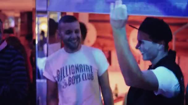 Saint Petersburg, Rusya - 23 Eylül 2011: Adam vermek dj sertifikası parti gece kulübünde. Projektör. Kazanan. Kalabalık. — Stok video