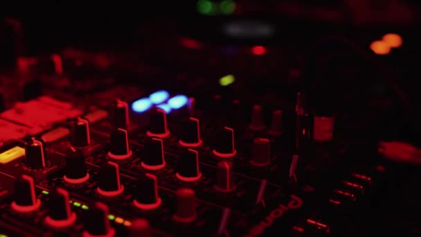 Sankt Petersburg, Rosja-27 sierpnia 2011: Sprzęt DJ na imprezie w klubie nocnym pod czerwonym reflektorów. Mikser. Wakacje. Muzyki — Wideo stockowe