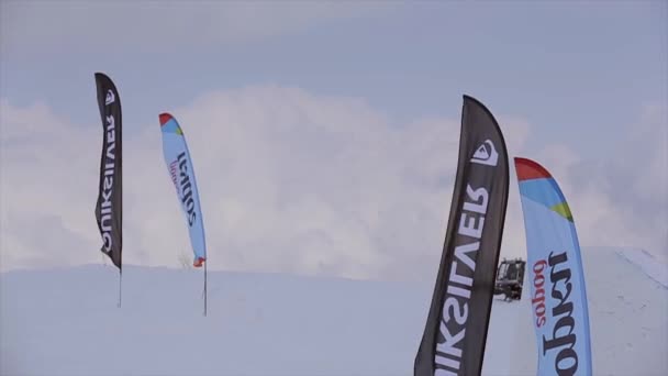 SOCHI, RÚSSIA - Março 31, 2016: Snowboarder fazer salto em altura extrema no ar a partir de trampolim na montanha de neve. Concurso. Desafio . — Vídeo de Stock