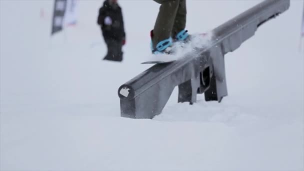 SOCHI, RÚSSIA - Março 31, 2016: Snowboarder slide on iron trail, jump. Montanhas nevadas. Concurso. Desporto extremo. Desafio. Inclinação — Vídeo de Stock