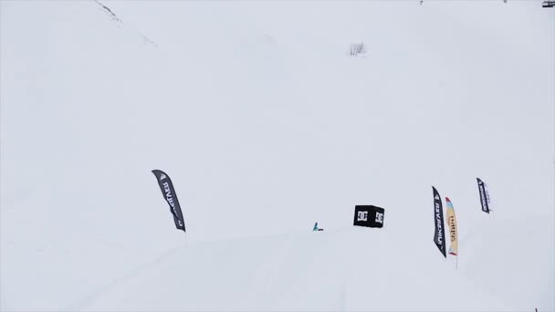 소 치, 러시아-3 월 31 일, 2016: 공기, 스키 확인 극단적인 넘겼습니다 발판에서 점프. 눈 산의 풍경입니다. 경연 대회. — 비디오