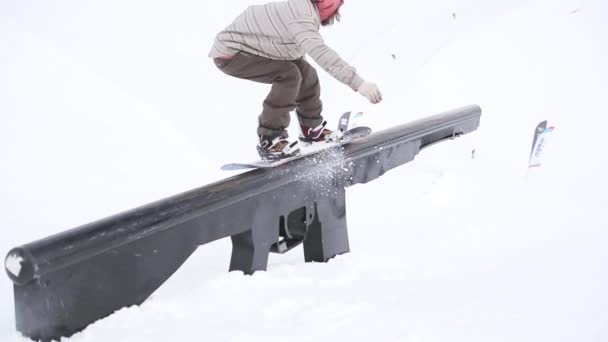Soçi, Rusya - 31 Mart 2016: Snowboarder slayt demir iz, atlamak. Karlı dağlar. Yarışma. Aşırı hobi. Kayak Merkezi. — Stok video