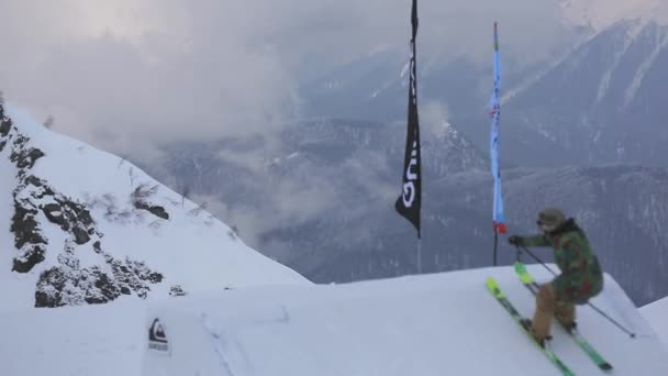 Sochi, Rusko - 31 března, 2016: Lyžaři se extrémní skoky z můstku, kousky ve vzduchu. Zasněžené hory. Soutěž. Lyžařské středisko. — Stock video