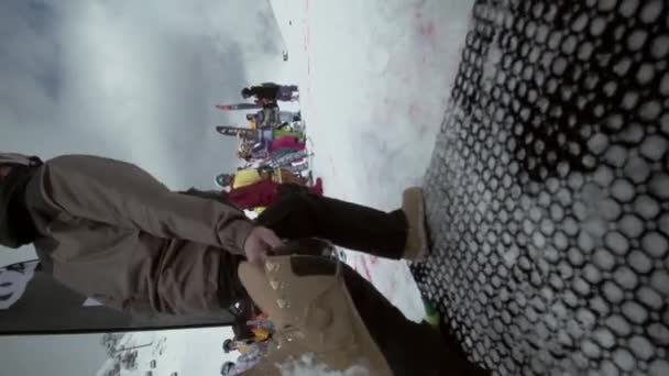 Σότσι, Ρωσία - 31 Μαρτίου 2016: Snowboarder ρίχνει ένα παπούτσι στην απόσταση. Πλήθος ανθρώπων. Σήματα. Σύννεφα στον ουρανό. Πρόκληση. — Αρχείο Βίντεο