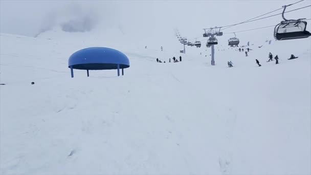 SOCHI, RUSIA - 29 DE MARZO DE 2016: Paseo en snowboard desde el salto de pendiente sobre el trampolín. Estación de esquí en montañas nevadas. Desafío . — Vídeos de Stock