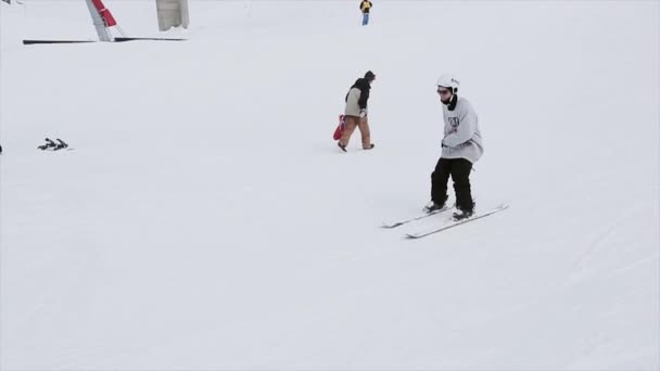 Sochi, Rusko - 31 března, 2016: Lyžař skok na železnou stezkou na svahu. Lidé. Zasněžené hory. Konkurence. Soutěž. Lyžařské středisko. — Stock video