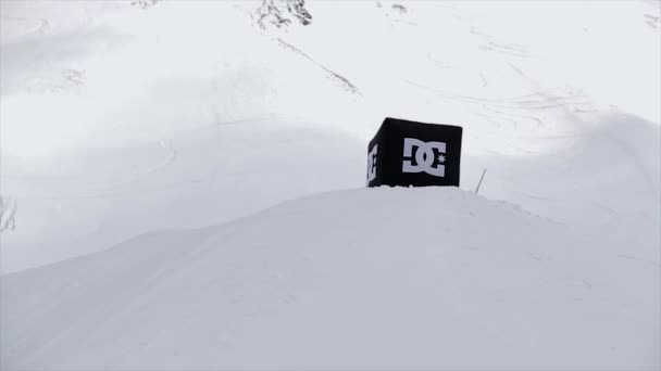 SOCHI, RUSSIA - 31 marts 2016: Snowboarder gør ekstrem 360 flip, hoppe fra springbræt. Sneklædte bjerge. Konkurrence. Udfordring – Stock-video