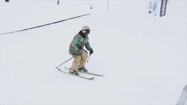 Sochi, Rusko - 31 března, 2016: Lyžař snímek na železnou stezkou na svahu, turn over. Zasněžená krajina. Konkurence. Soutěž — Stock video