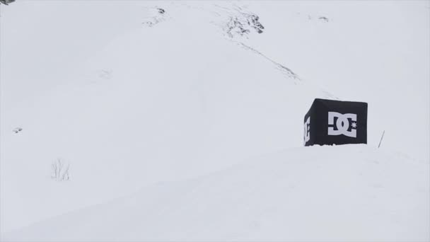 SOCHI, RUSIA - 31 DE MARZO DE 2016: El esquiador hace un salto de altura extremo desde el trampolín en la montaña de nieve. Concurso. Desafío. Uniforme. Esquí — Vídeo de stock