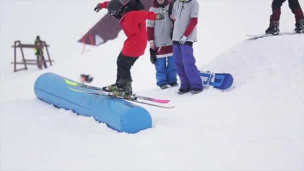 Sotsji, Rusland-29 maart 2016: jonge skiër Slide op kicker in het skigebied in de bergen. Extreme sport. Mensen. Kinderen. Uitdaging — Stockvideo