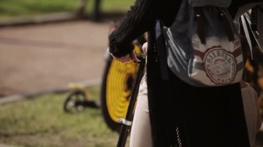 Saint Petersburg, Rusya - 16 Temmuz 2015: Scooter sırt çantası olan kadının arka yüzü. Yaz festivali. Güneşli bir gün. Eğlence. Ziyaretçi