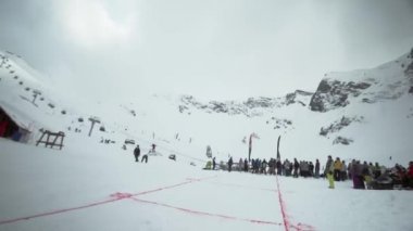 Soçi, Rusya - 31 Mart 2016: Snowboarder atmak Kayak ayakkabı karlı iz, yamaçta mesafe içine. İnsanlar. İşaretleme. Yarışma