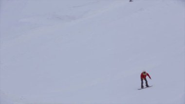 Soçi, Rusya - 31 Mart 2016: Snowboard yapmak aşırı 360 flip kar dağ havada. Yarışma. Meydan okuma. Kayak Merkezi