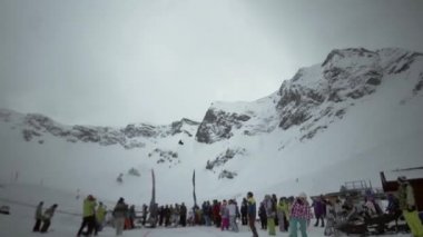 Sochi, Rusya Federasyonu - 31 Mart 2016: Snowboarder bir ayakkabı karlı dağlar mesafe içine atar. İnsanlar. İşaretleme. Rekabet.