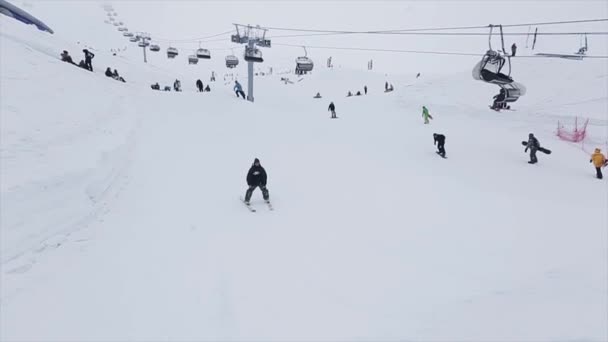 Sochi, Rusko-29. březen 2016: Skier na odrazové desce na lyžařském letovisku v horách. Extrémní převracení. Lyžařské vleky. Lidé. Výzva — Stock video