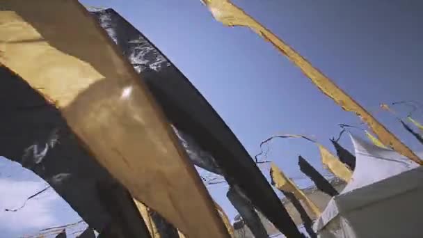 СЕНТ-ПЕТЕРБУРГ, РОССИЯ - 16 июля 2015 года: размахивание жёлтыми и чёрными флагами на летнем фестивале. Белый шатер. Людей. Развлечения Солнечный день — стоковое видео