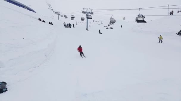 SOCHI, RUSIA - 29 DE MARZO DE 2016: Salto de esquiador sobre trampolín en estación de esquí en las montañas. Voltereta extrema. Remonte. Gente. Desafío — Vídeos de Stock