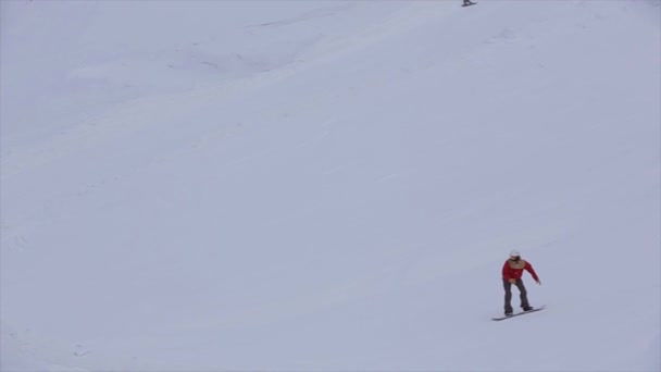 SOCHI, RUSIA - 31 DE MARZO DE 2016: Snowboarder hace que el extremo 360 gire en el aire en la montaña de nieve. Concurso. Desafío. Estación de esquí — Vídeos de Stock