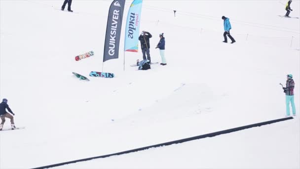 СОЧИ, РОССИЯ - 29 марта 2016 года: Прыжок сноубордиста с батута, сенсорная доска в воздухе. Снежные горы. Конкурс. Людей. Мбаппе — стоковое видео