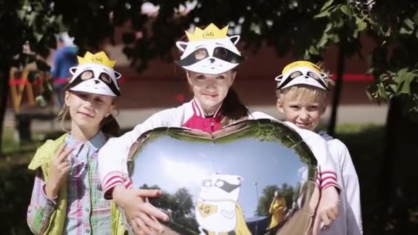 상트페테르부르크, 러시아-2015 년 7 월 16 일: 재미 있는 마스크 공기 풍선, 카메라에 포즈를 취하는 아이 들 미소. 여름 축제입니다. 써니. 파 손 — 비디오