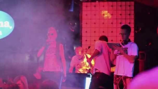 SAINT PETERSBURG, RUSSIA - 27 AGOSTO 2011: Uomo con sassofono mc girl, dj con tablet on party in discoteca. Faretti rossi — Video Stock