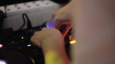 Saint Petersburg, Rusya - 23 Eylül 2011: Dj parti gece kulübünde turntable oynayan. Tezahürat. Projektör. Karıştırma.