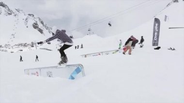 Soçi, Rusya - 31 Mart 2016: Snowboarder slayt demir iz üzerinde. Kameraman. Karlı dağlar. Rekabet. Yarışma. Kayak Merkezi