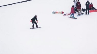 Sochi, Rusya - 29 Mart 2016: Snowboard Sürüş yamaç, demir izinde. Karlı dağlar. Bayraklar. Yarışma. İnsanlar. Aşırı spor.