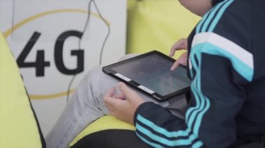 Saint Petersburg, Rusya - 16 Temmuz 2015: Kap musluk Yaz Festivali Siyah tablet genç çocuk. Güneşli bir gün. Eğlence olay.