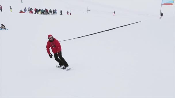 Sochi, Rusko - 31 března, 2016: Snowboardista snímek na železnou stezkou na svahu, turn over. Lidé. Zasněžené hory. Konkurence. Soutěž — Stock video