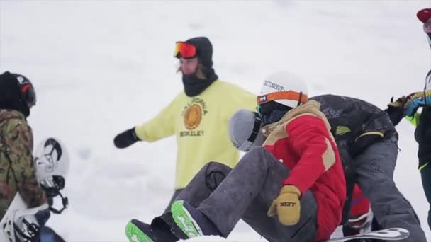 俄罗斯索契-2016 年 3 月 29 日︰ 太阳镜在山滑雪场滑雪。极限运动。人。比赛。挑战 — 图库视频影像