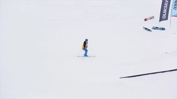 Sochi, Rusko - 29 března, 2016: Lyžař v jednotných skok z odrazový můstek. Zasněžené hory. Soutěž. Extrémní sport. Lyžařské středisko — Stock video