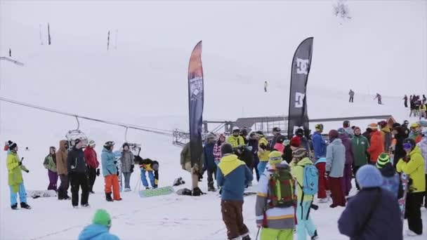 Soczi, Rosja - 31 marca 2016: Snowboardzista obuwia rzut na odległość w śniegu, ale hitem na dziewczynka głowa. Szare niebo. Konkurencji — Wideo stockowe