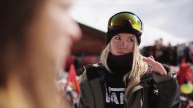 Sochi, Rusya - 1 Nisan 2016: Kayak gözlüğü dans insanlar arasında dağlarda Kayak Merkezi, kız. Gülümseme.