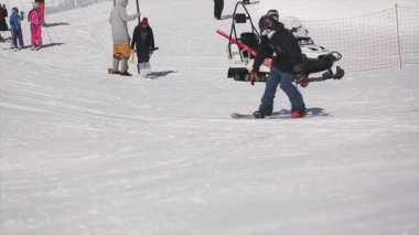 Soçi, Rusya - 1 Nisan 2016: Snowboarder yüksek atlama üzerinden sıçrama tahtası. Karlı dağlar. Helikopter. Güneşli gün.
