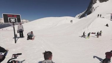 Soçi, Rusya - 1 Nisan 2016: Snowboarder sıçrama tahtası üzerinde somersault olun. Basketbol sepeti. Insanlar. Güneş