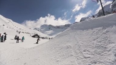 Soçi, Rusya - 1 Nisan 2016: Sıçrama tahtasında snowboardcu binmek bacaklar arasında topu atmak. Başarısız. Seyirci.