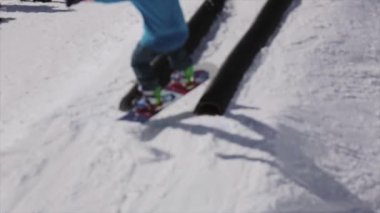Soçi, Rusya - 1 Nisan 2016: Siyah borularda snowboarder slaytı. Sıçrama tahtası. Kayak. Dağları. Güneşli bir gün