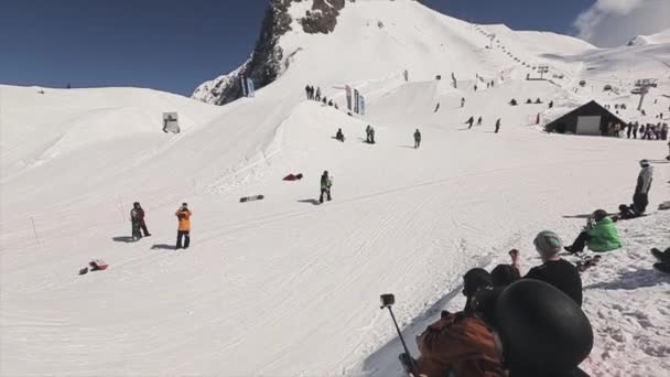 Soçi, Rusya - 1 Nisan 2016: Snowboarder atlama sıçrama tahtası atmak top basketbol sepet içinde. Aşırı. İnsanlar — Stok video