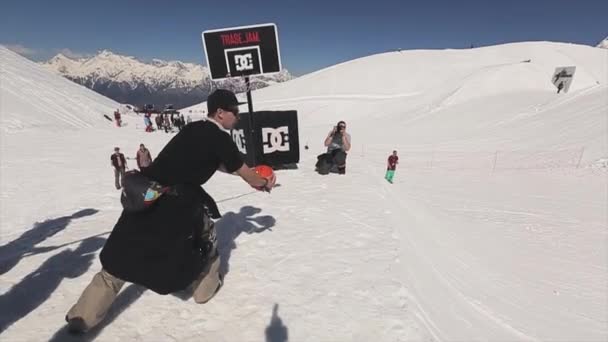 Σότσι, Ρωσία - 1η Απριλίου 2016: Άνθρωπος ρίξει μπάλα να snowboarder κάνει άλμα στην αφετηρία. Οι άνθρωποι. Τοπίο. — Αρχείο Βίντεο
