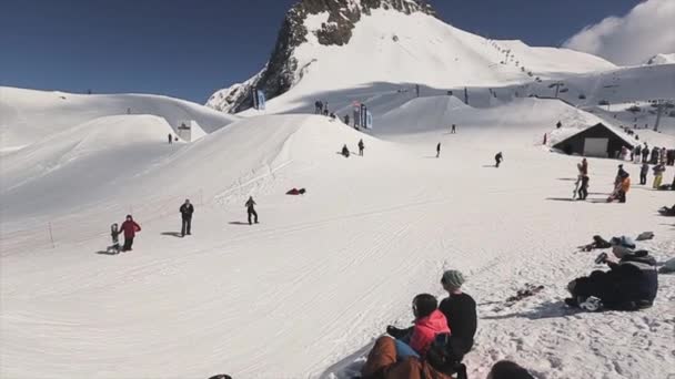 Sotschi, Russland - 1. April 2016: Snowboarder springt auf Sprungbrett, macht Salto mit Basketballkorb in der Luft. — Stockvideo