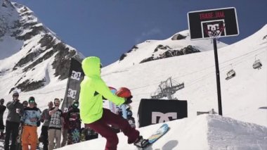 Soçi, Rusya - 1 Nisan 2016: Snowboard binmek sıçrama tahtası atmak top basketbol sepet içine. Güneşli. İnsanlar