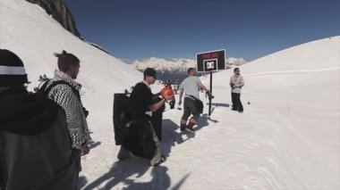 Sochi, Rusya Federasyonu - 1 Nisan 2016: Adam atmak top için snowboard yapmak sıçrama tahtası atlamak. Basketbol. İnsanlar.