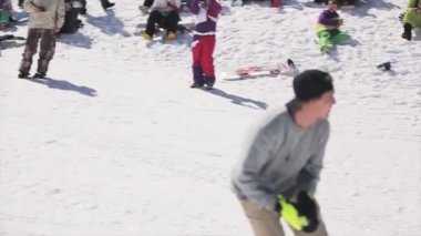 Soçi, Rusya - 1 Nisan 2016: Snowboard binmek sıçrama tahtası throw kartopu sepet içine. Yapmak ters çevir. Kameraman