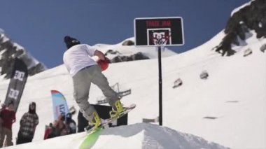 Soçi, Rusya - 1 Nisan 2016: Snowboarder sıçrama tahtası atmak top basketbol sepet içinde binmek. Güneş Kayak Merkezi