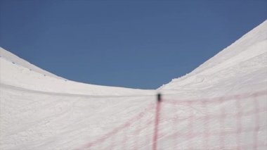 Sochi, Rusya Federasyonu - 1 Nisan 2016: Kayakçılar yüksek atlar sıçrama tahtası yapmak, ayakları havada flex. Kayak Merkezi. Güneşli gün